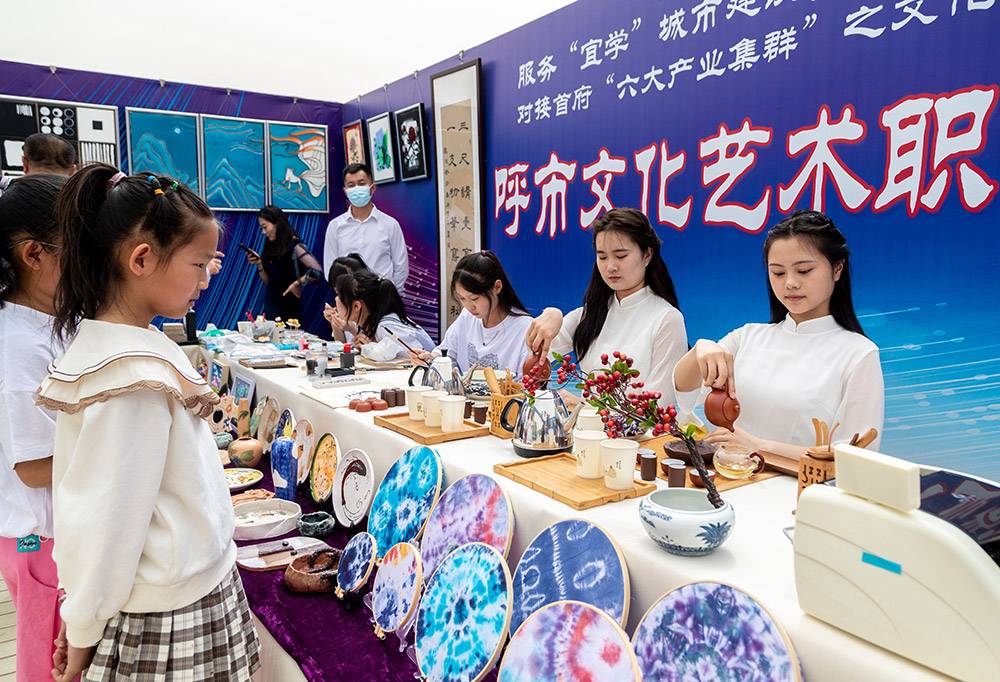 中职学生在呼和浩特市2023年职教活动周暨“未来工匠”读书行动启动仪式现场进行茶艺展示。