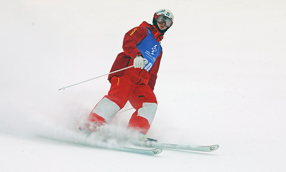 自由式滑雪公开组男子、女子雪上技巧比赛开赛