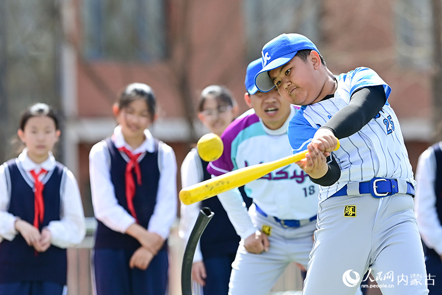 4月1日，康巴什区第一小学北校区学生在体育嘉年华活动中参加软式棒垒球比赛。王正摄