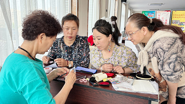 金秋月手把手教授学员蒙古族刺绣技巧。